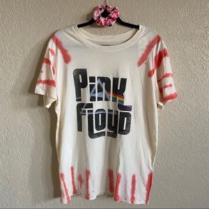 Pink Floyd tee + scrunchie